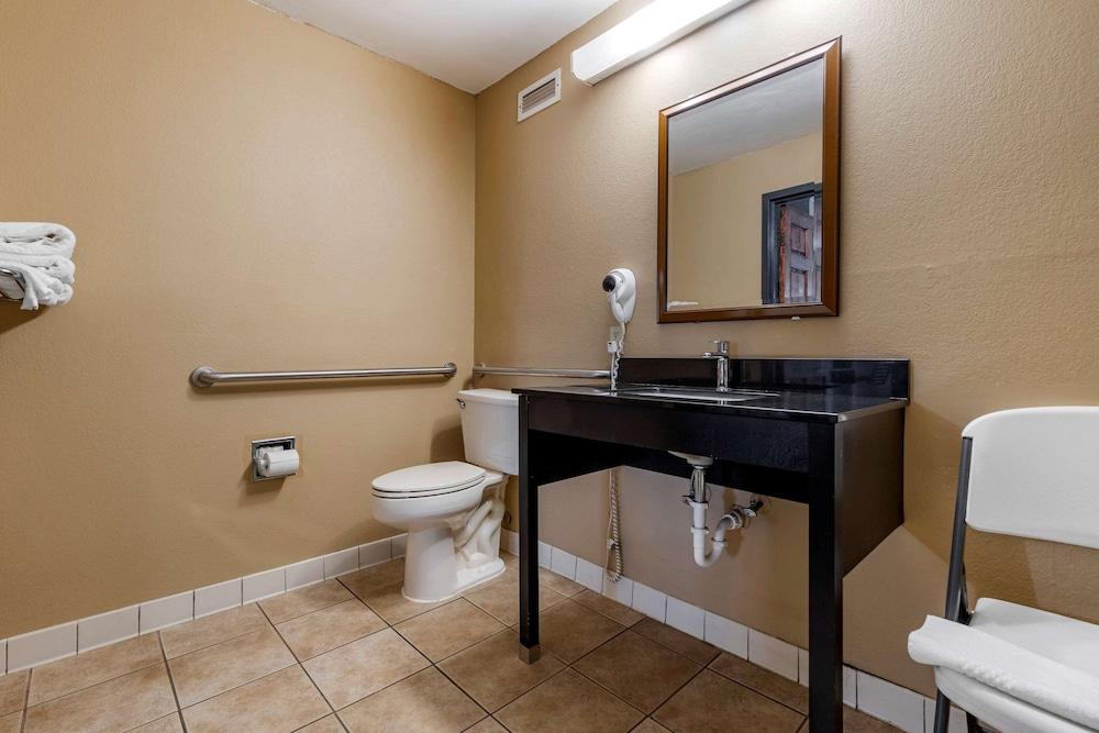Quality Inn & Suites Ft. Jackson Maingate photo 28