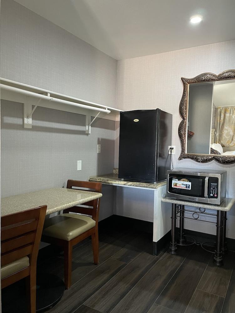 Crown Motel photo 34
