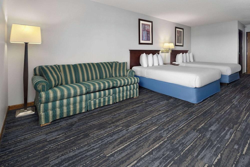 Days Inn by Wyndham Iron Mountain photo 22