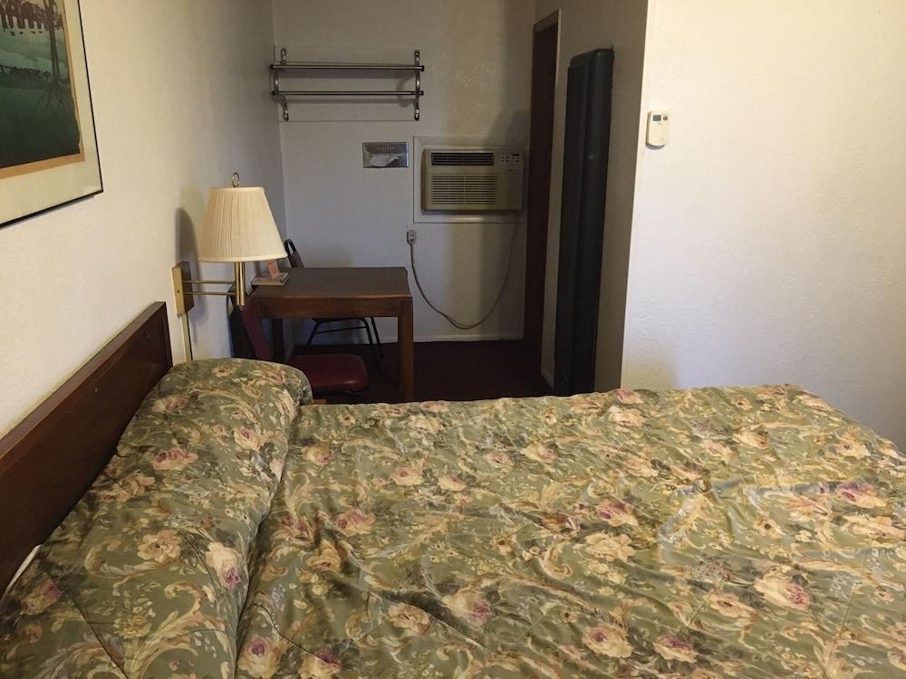 Holiday Motel photo 5
