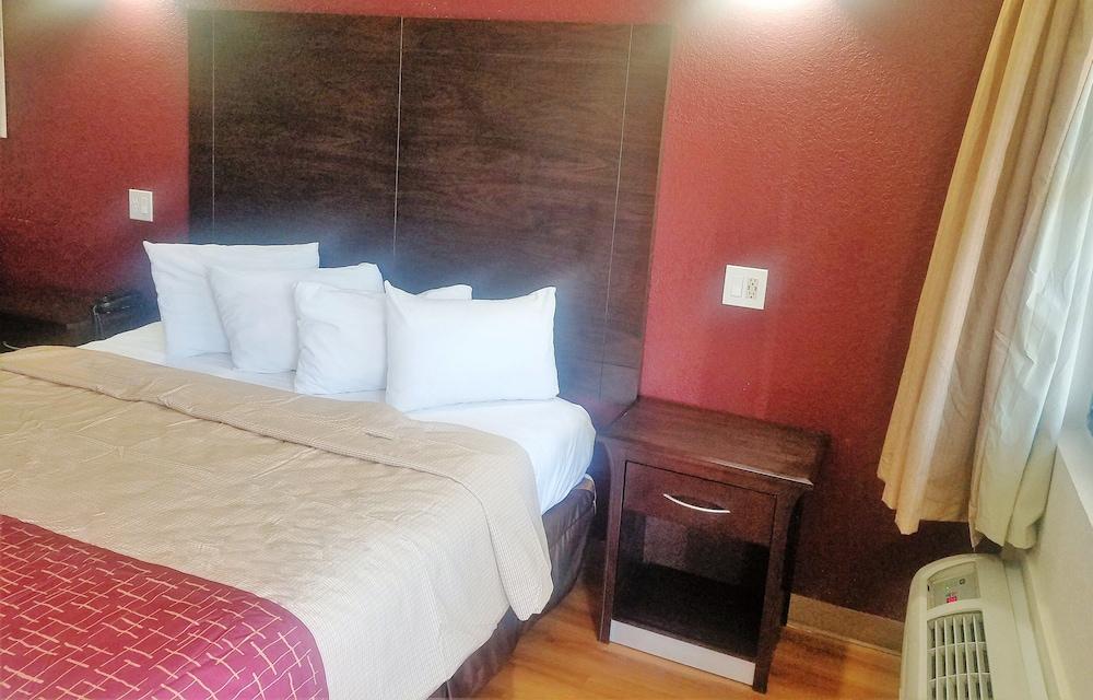 Red Roof Inn & Suites Houston - Hobby Airport photo 6