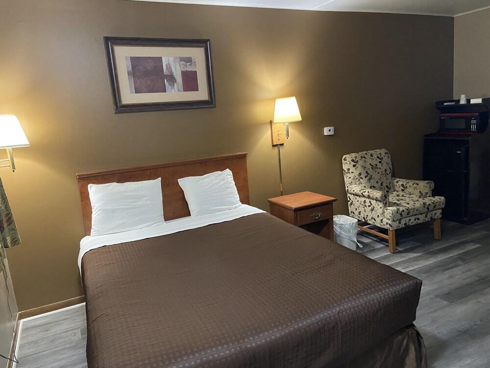 Colonial Inn Dyersville photo 19