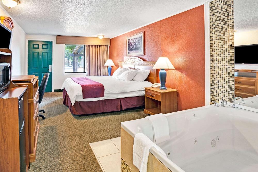 Knights Inn Sterling Heights photo 11
