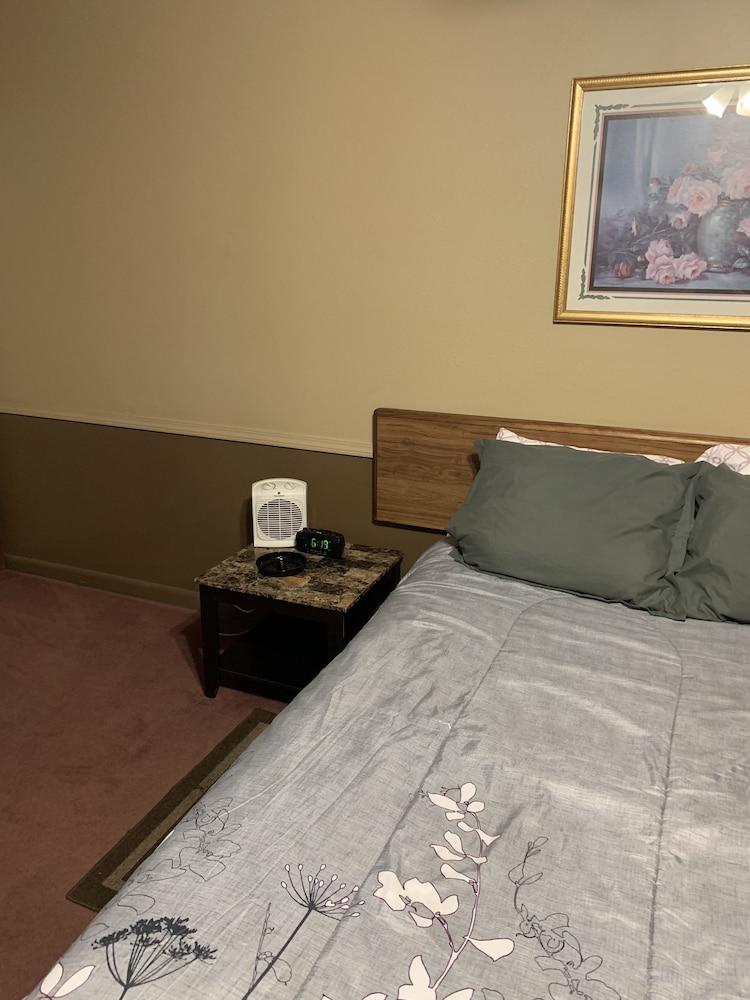 Blue Spruce Motel photo 43