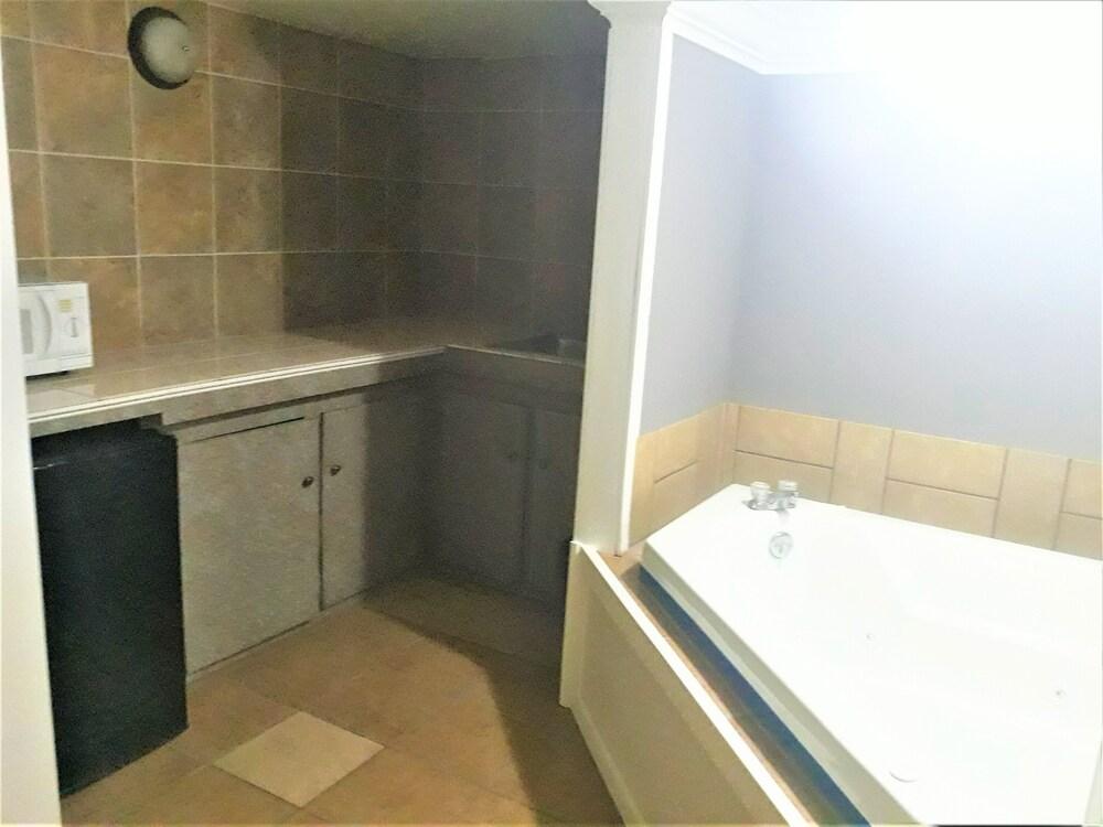 Madison Inn and Suites photo 29