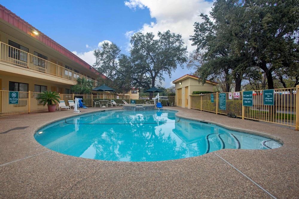 La Quinta Inn by Wyndham San Marcos photo 43