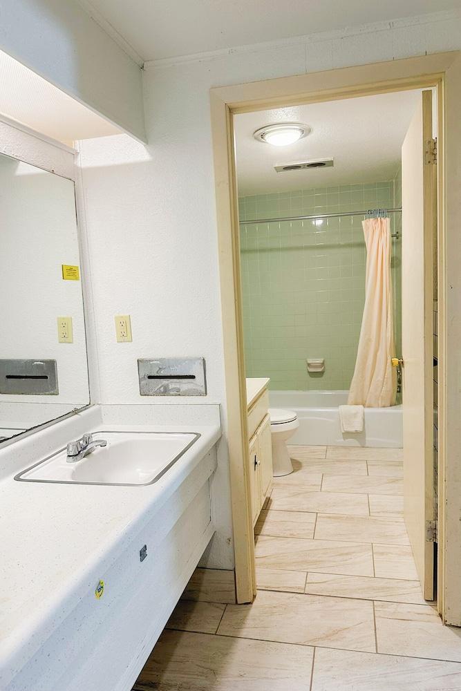 Shamrock Kings Inn By Oyo Marked Tree I-555 photo 50