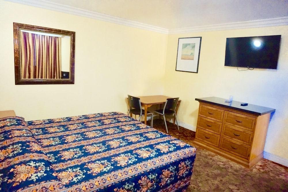 Satellite Motel photo 18
