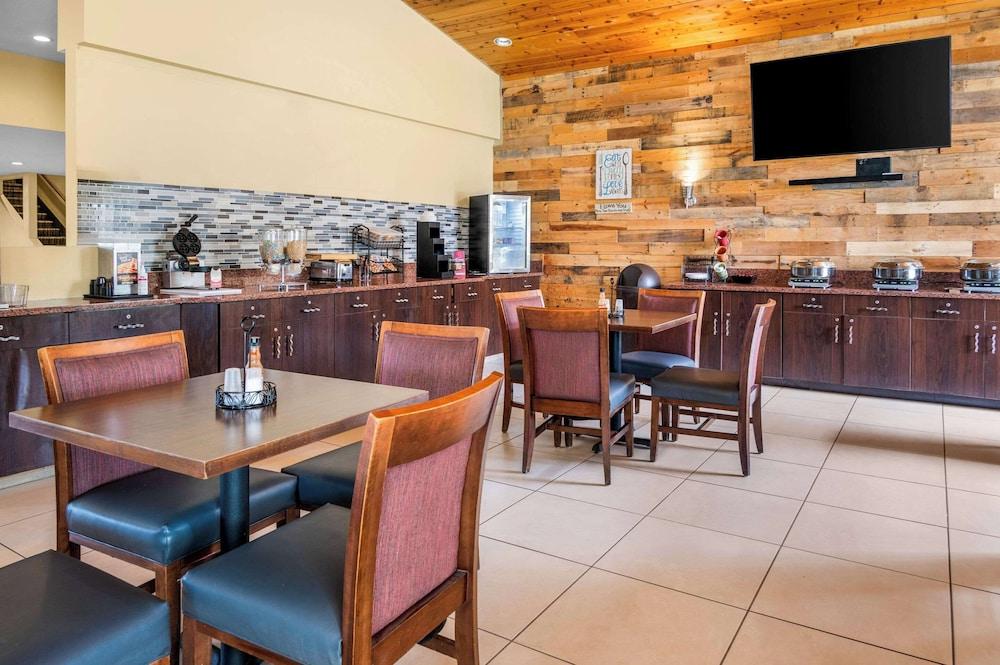 White Pines Inn & Suites photo 45