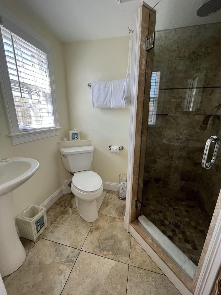 Beach Breeze Inn photo 49