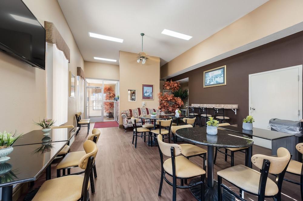 Econo Lodge Selmer photo 18