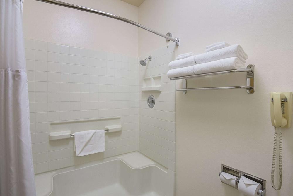 Quality Inn Fresno Yosemite Airport photo 10
