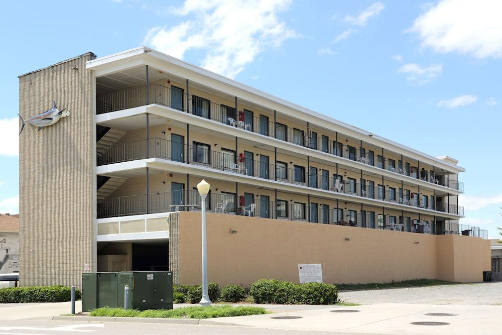 Blue Marlin Inn & Suites photo 18