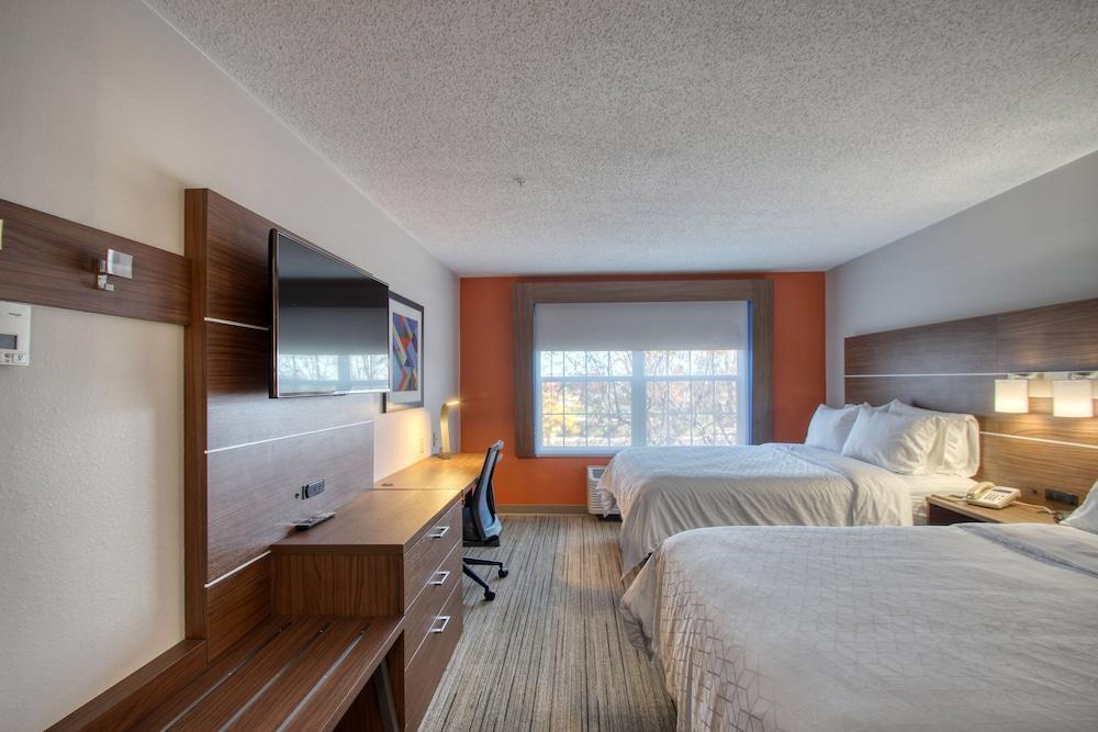 Holiday Inn Express Hotel & Suites Oshkosh by IHG photo 24