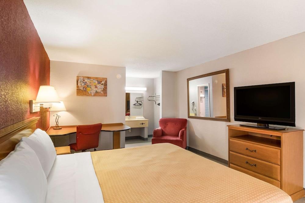 Econo Lodge photo 14