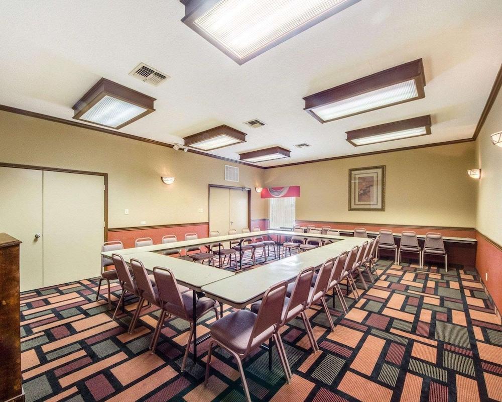 Econo Lodge Inn & Suites Eagle Pass photo 10