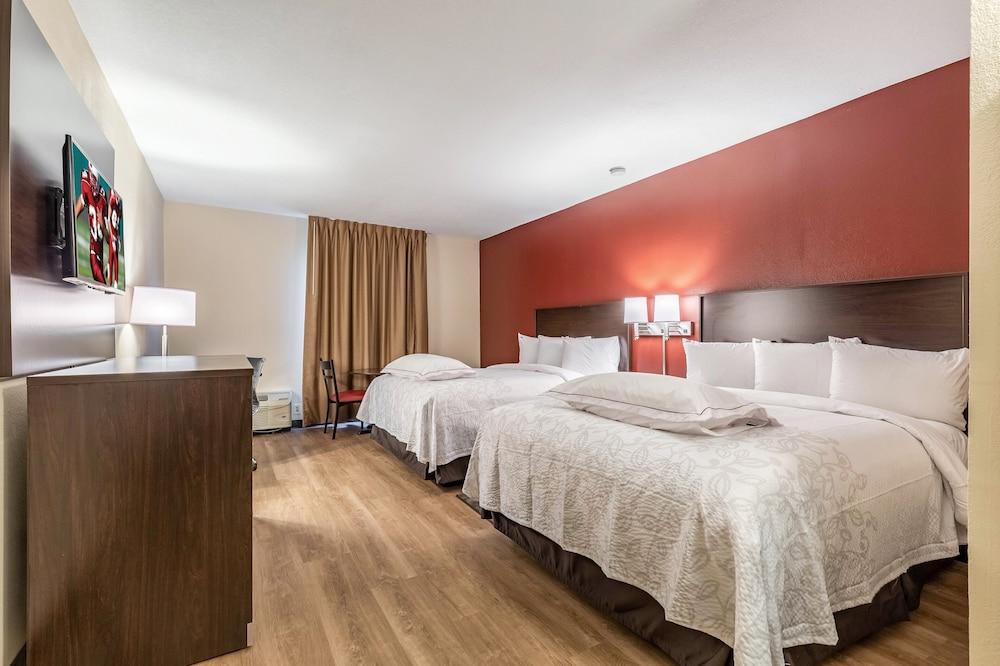 Red Roof Inn PLUS+ & Suites Houston - IAH Airport SW photo 9