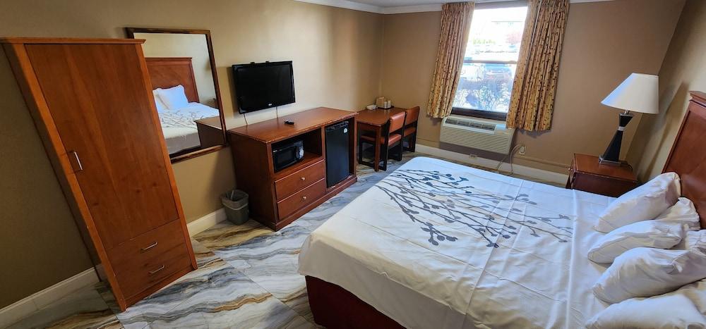 Townhouse Inn & Suites photo 11