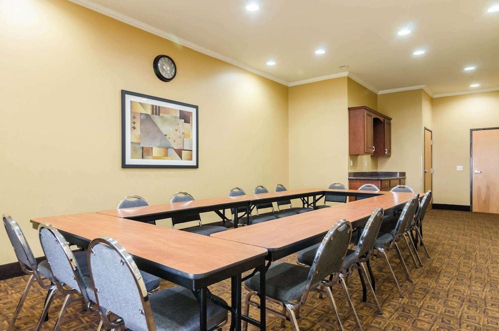 Comfort Suites Salina South photo 85