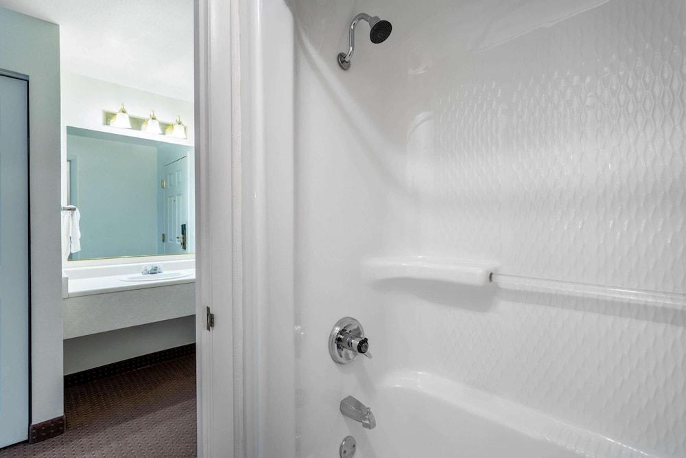 Inn at Lander, Travelodge by Wyndham photo 36