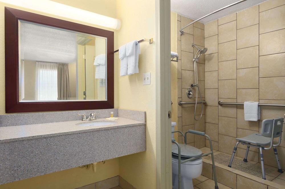 Days Inn by Wyndham Brunswick/St. Simons Area photo 7
