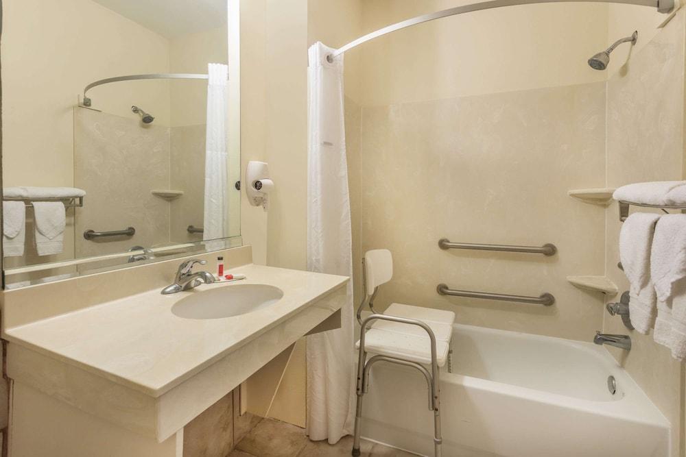 Super 8 by Wyndham Duson Lafayette West Area photo 5