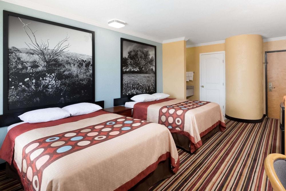 Super 8 by Wyndham Midland photo 14