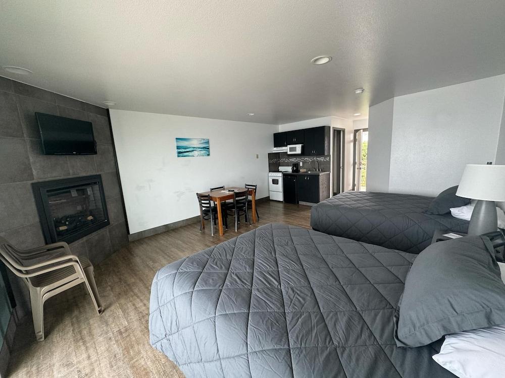 Sunset Oceanfront Lodging photo 14