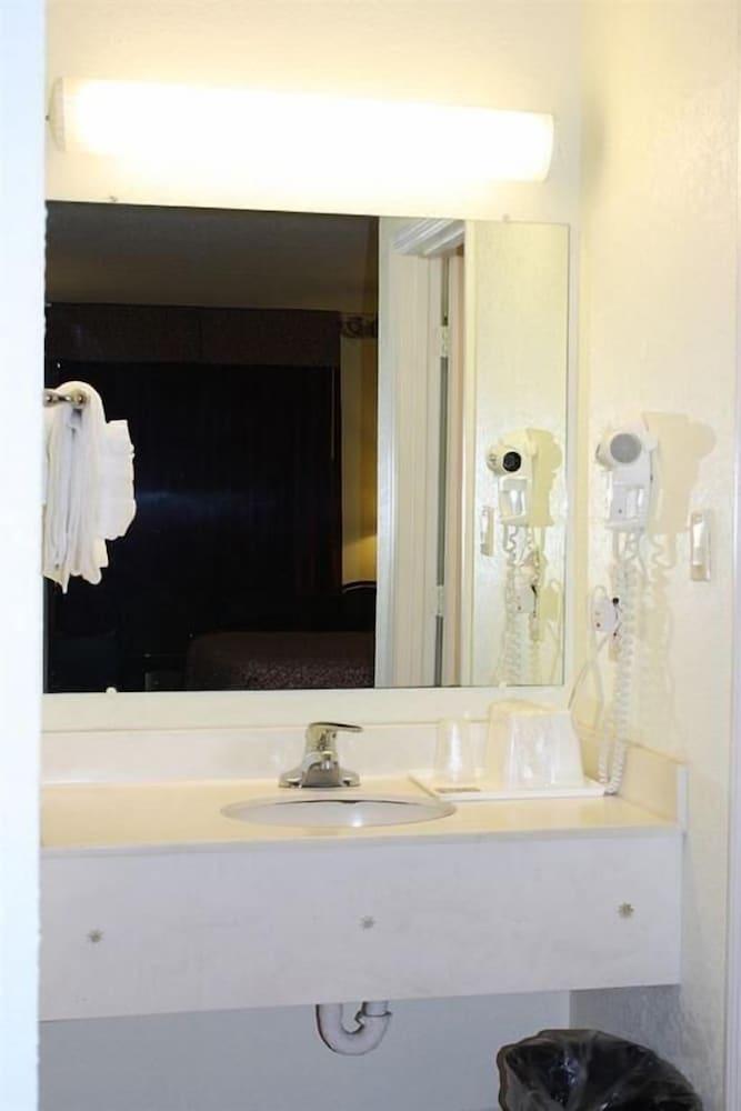Relax Inn photo 15