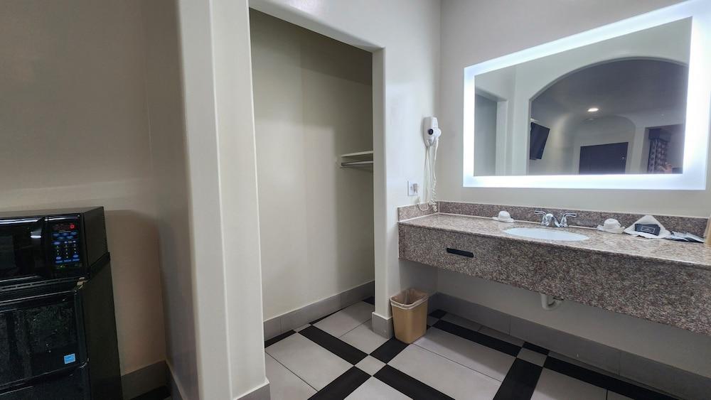 Scottish Inns & Suites Sam Houston Pkwy photo 9