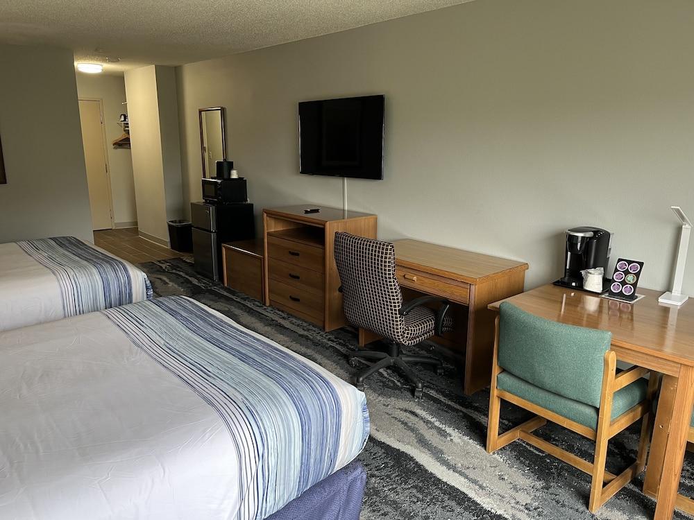 Days Inn & Suites by Wyndham Williamsburg IA North photo 5