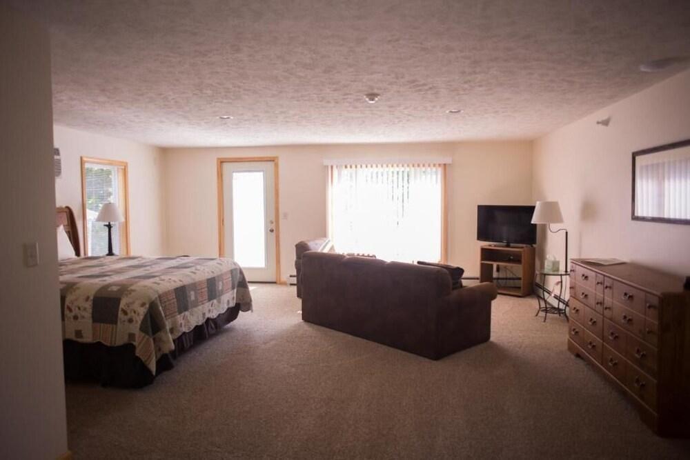 M-22 Inn Suttons Bay photo 5