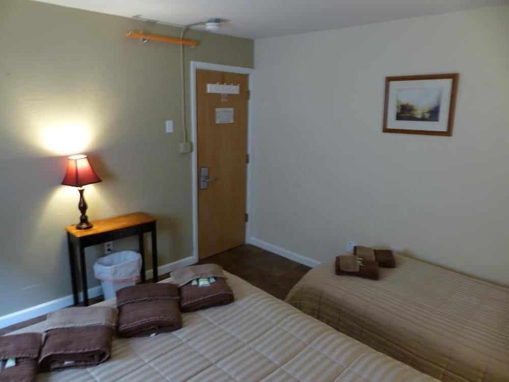Bent Prop Inn & Hostel Downtown photo 25