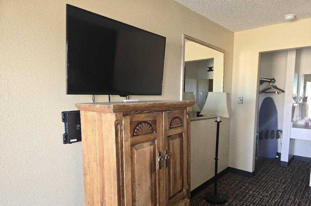 Econo Lodge Eagle Nest photo 54