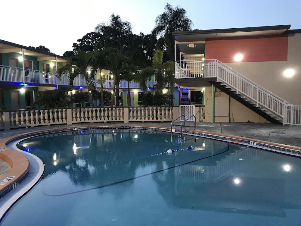 Tropical Inn & Suites photo 79