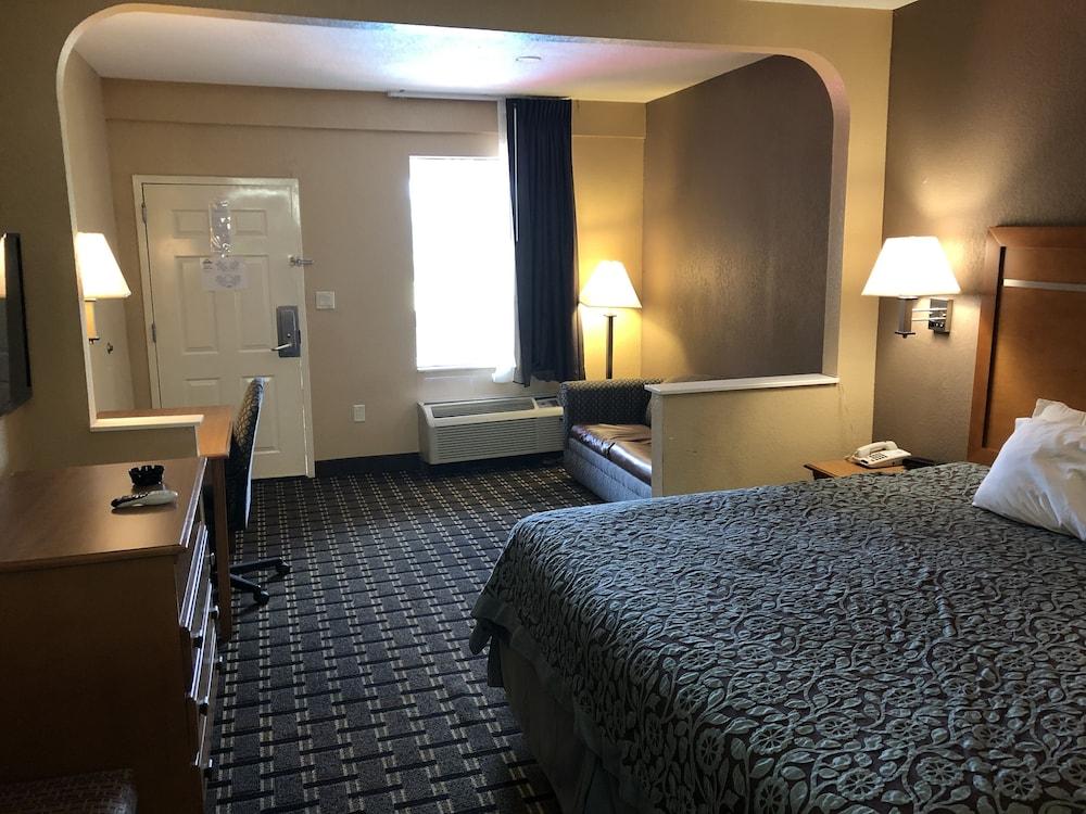 Days Inn by Wyndham Columbus photo 35