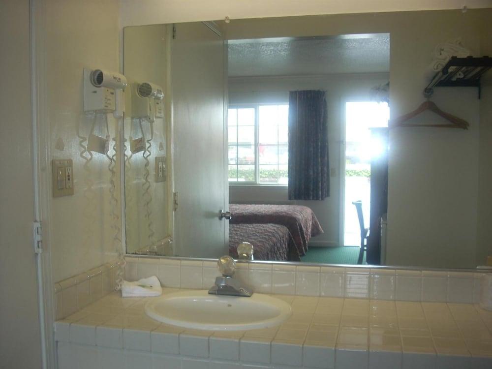 Economy Inn Monterey photo 14