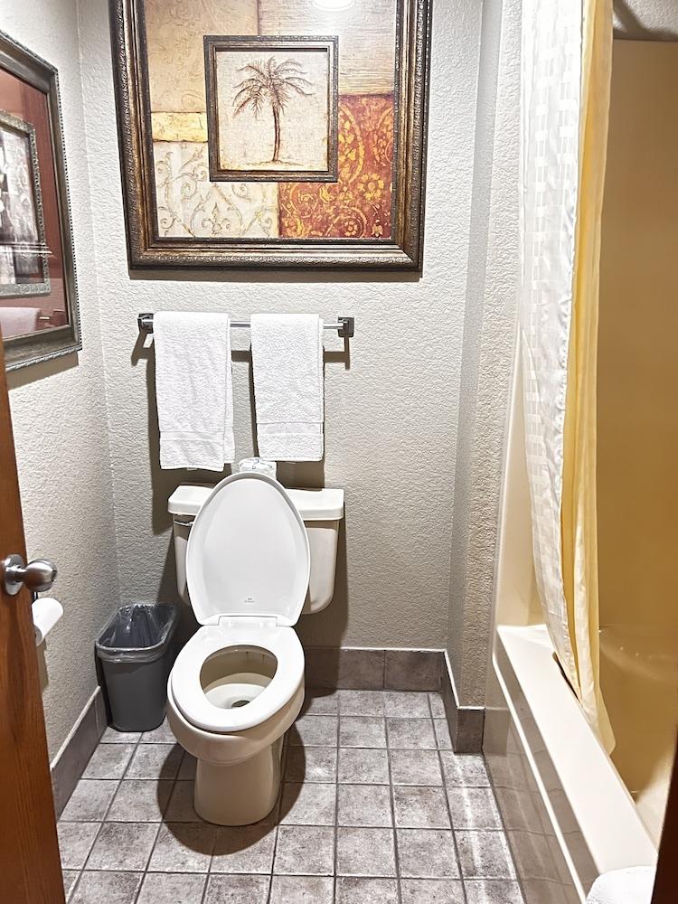 Apple Tree Inn and Suites photo 16