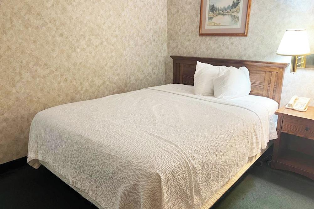 Blue Way Inn & Suites La Crosse photo 24