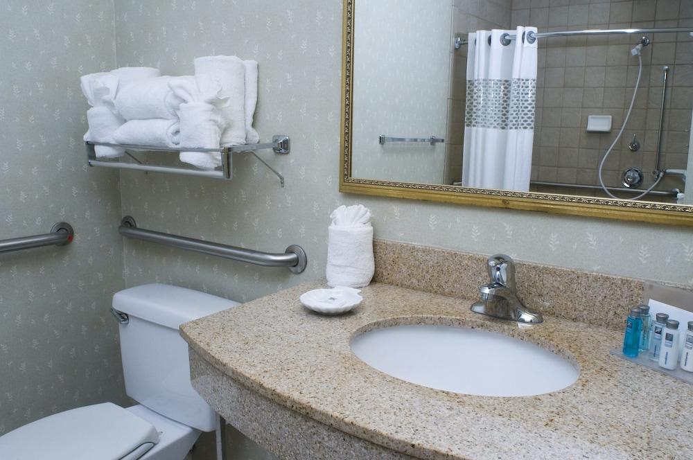 Hampton Inn & Suites Newport/Middletown photo 34