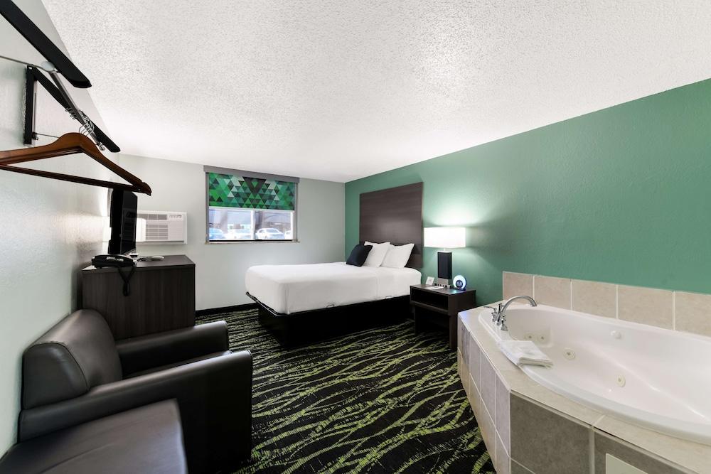 Baymont by Wyndham Liberty MO photo 10