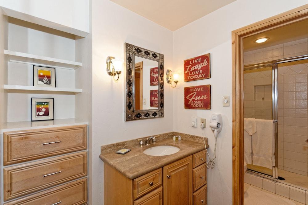 The Crestwood Condominiums photo 75