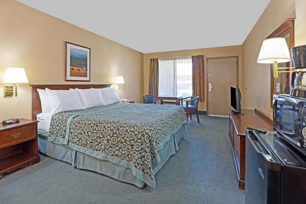 Days Inn by Wyndham Fontana / Rialto photo 5