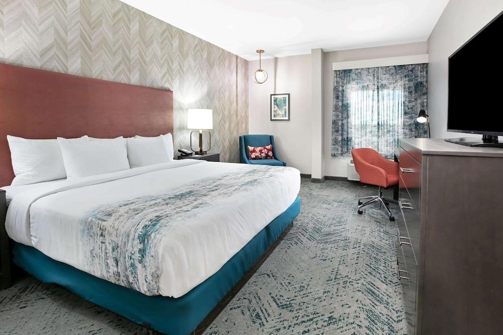 La Quinta Inn & Suites by Wyndham DFW West-Glade Parks photo 16