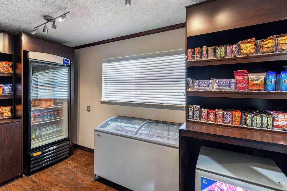 Quality Suites Addison - Dallas photo 14
