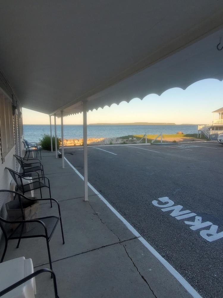 Bayview Lakefront Motel photo 11