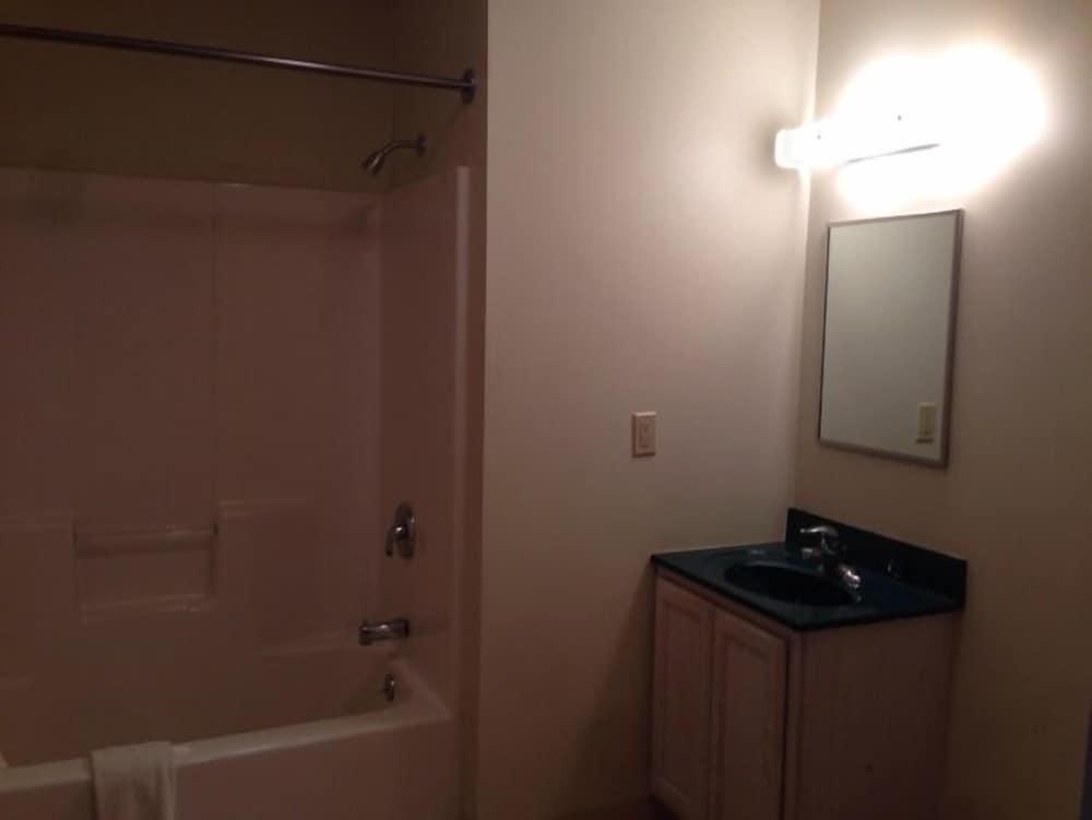 All Suites Inn Budget Host photo 25