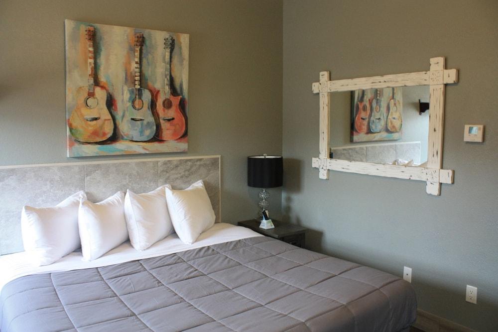 Price Pointe Inn photo 14