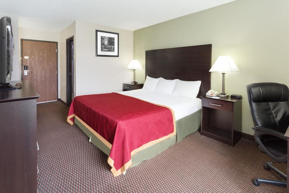 Baymont by Wyndham Beloit photo 13