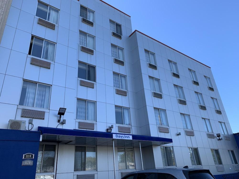 Days Inn by Wyndham Brooklyn Borough Park photo 1